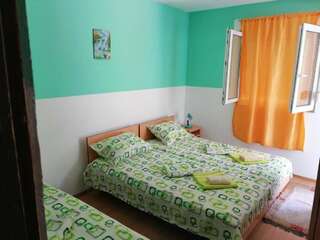 Апартаменты Apartments Stevović Херцег-Нови Трехместный номер с общей ванной комнатой-1