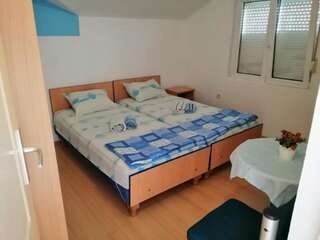 Апартаменты Apartments Stevović Херцег-Нови Двухместный номер с 1 кроватью или 2 отдельными кроватями и балконом - Мансарда-1